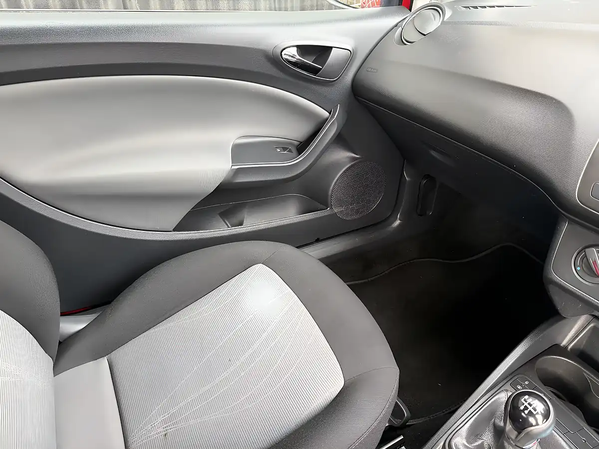 Used 2015 SEAT Ibiza Toca Red - Interior and Exterior details 17