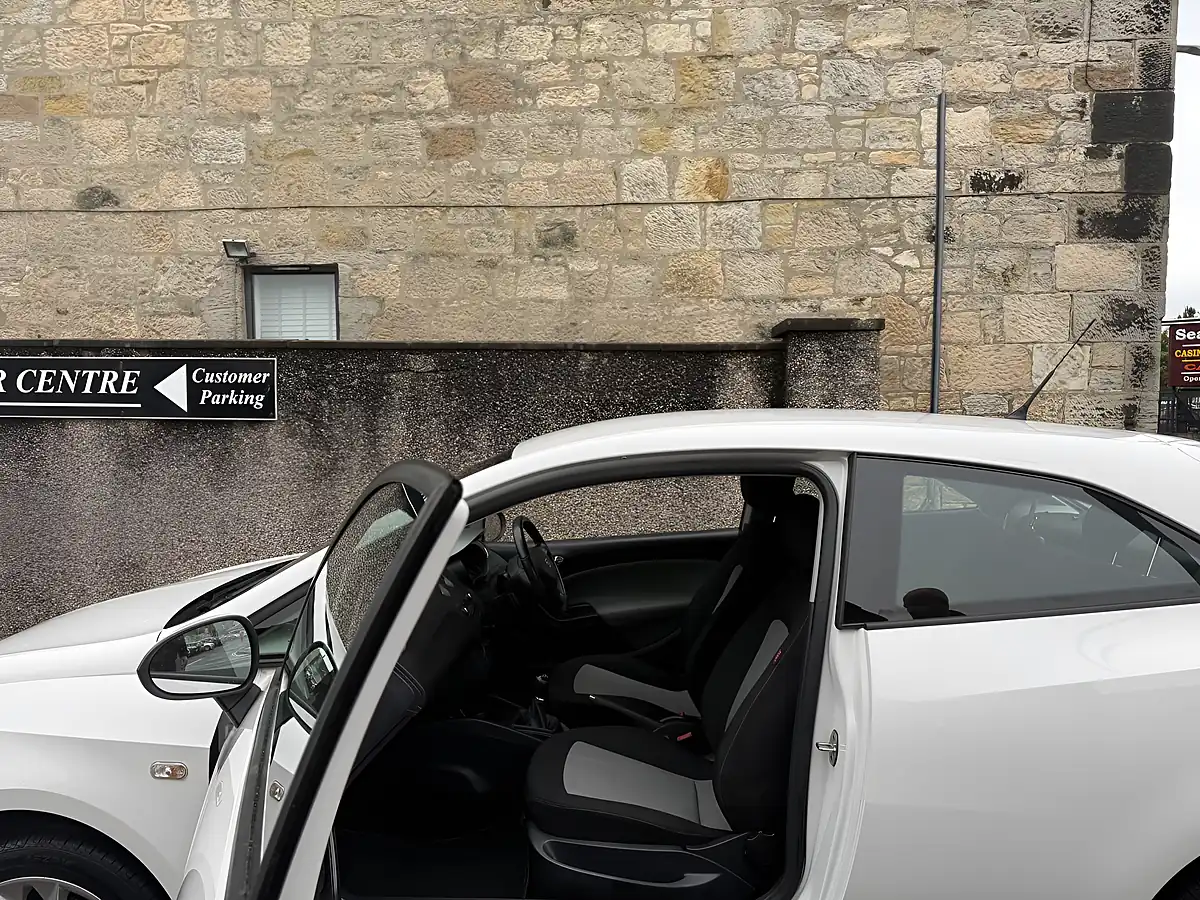 Used 2015 SEAT Ibiza Toca White - Interior and Exterior details 9