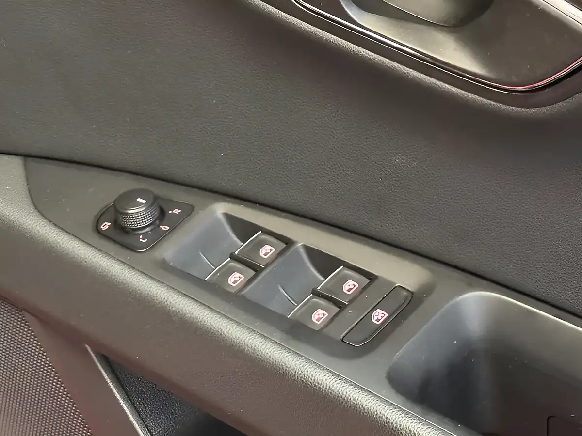 Used 2015 SEAT Leon Fr Red - Interior and Exterior details 16