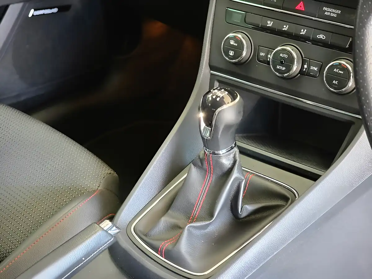 Used 2015 SEAT Leon Fr Red - Interior and Exterior details 7