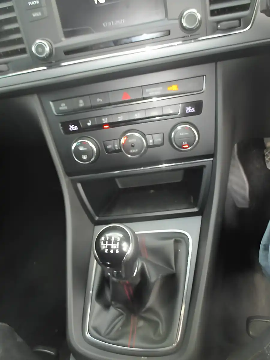 Used 2015 SEAT Leon Sport Tourer White - Interior and Exterior details 9