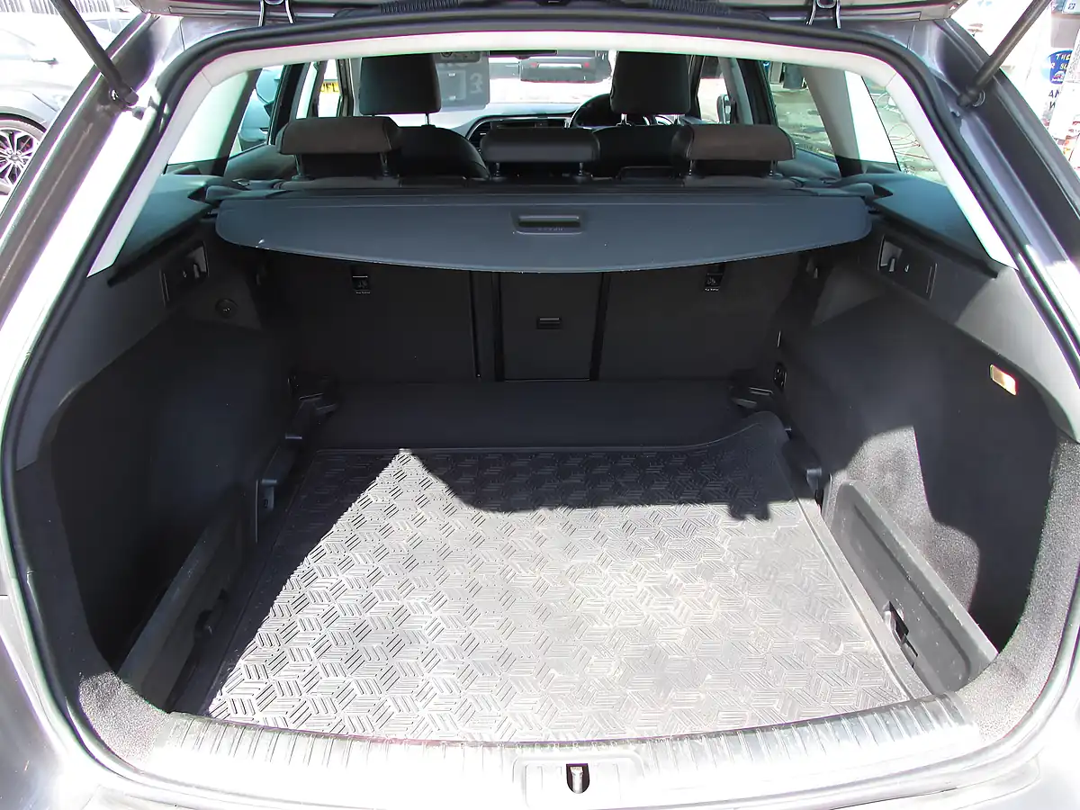 Used 2015 SEAT Leon X-Perience Se Technology Sport Tourer Grey - Interior and Exterior details 11