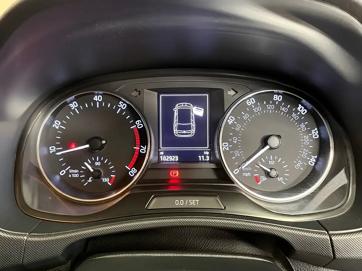 Used 2015 Skoda Fabia Se Blue - Interior and Exterior details 19