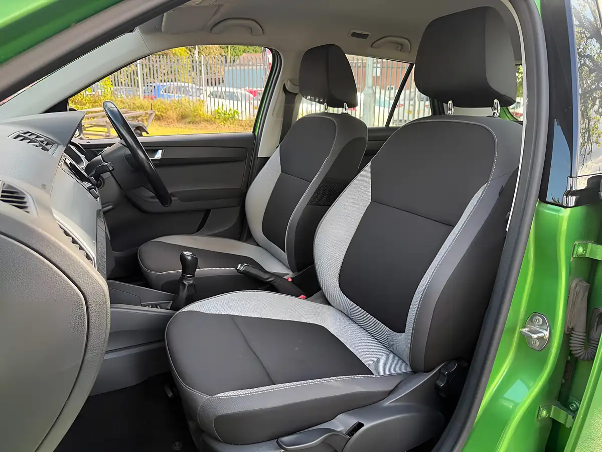 Used 2015 Skoda Fabia Se Green - Interior and Exterior details 12