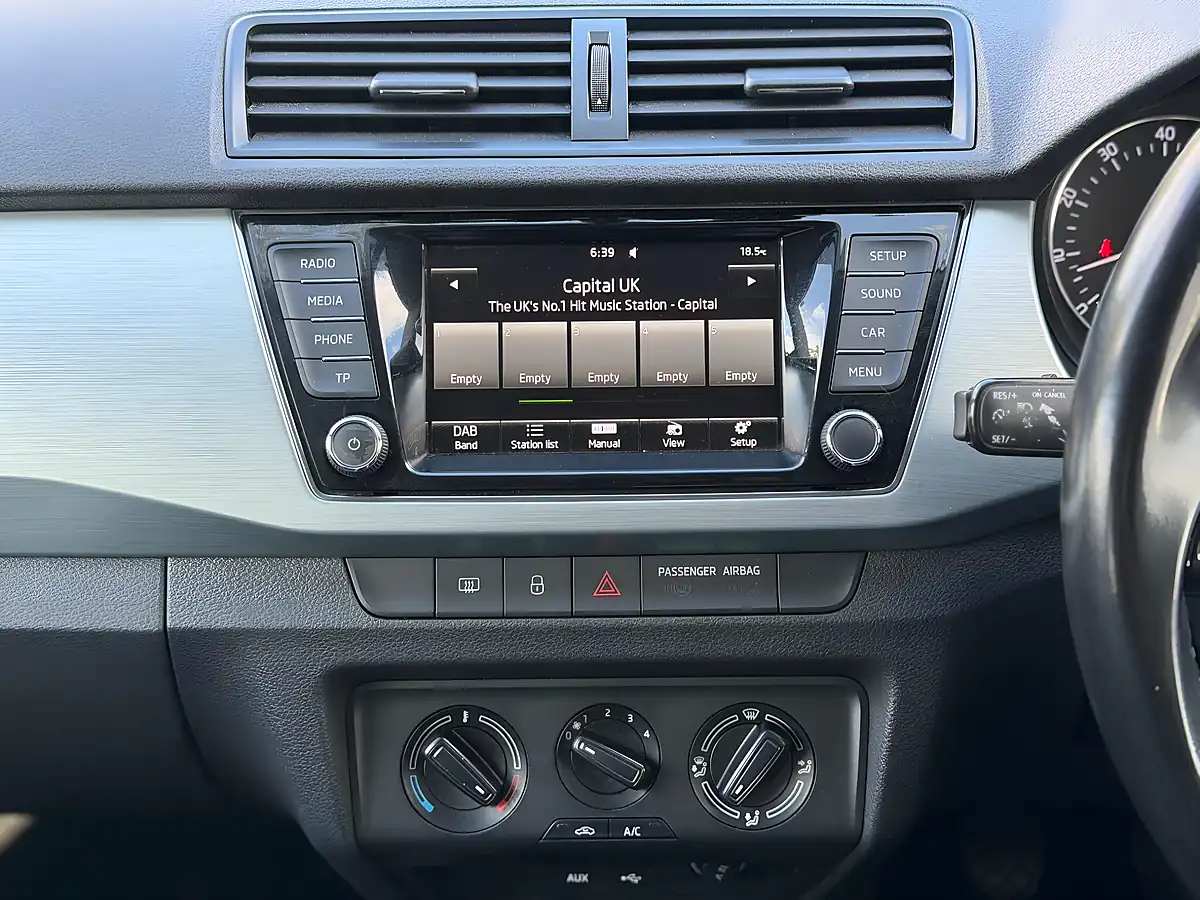 Used 2015 Skoda Fabia Se Green - Interior and Exterior details 14