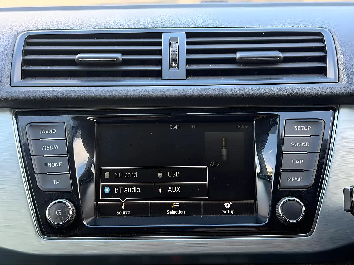 Used 2015 Skoda Fabia Se Green - Interior and Exterior details 18