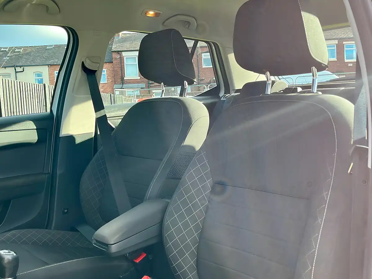 Used 2015 Skoda Fabia Se L Moon White - Interior and Exterior details 18