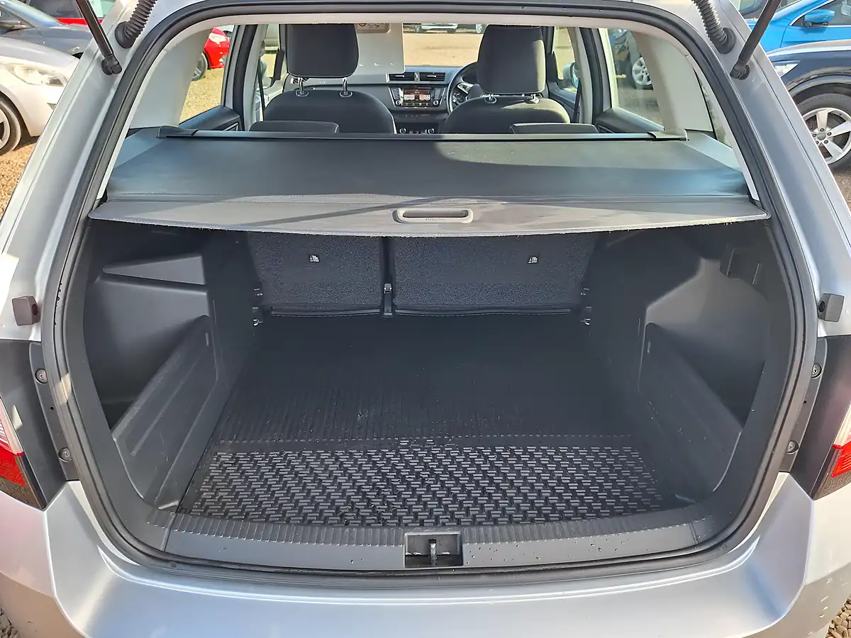 Used 2015 Skoda Fabia Se L Silver - Interior and Exterior details 13