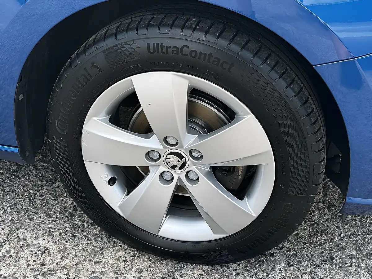 Used 2015 Skoda Fabia Se Race Blue Met - Interior and Exterior details 18