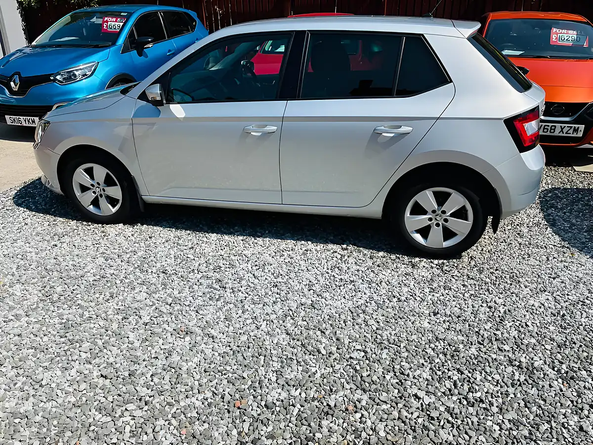 Used 2015 Skoda Fabia Se Silver - Interior and Exterior details 15