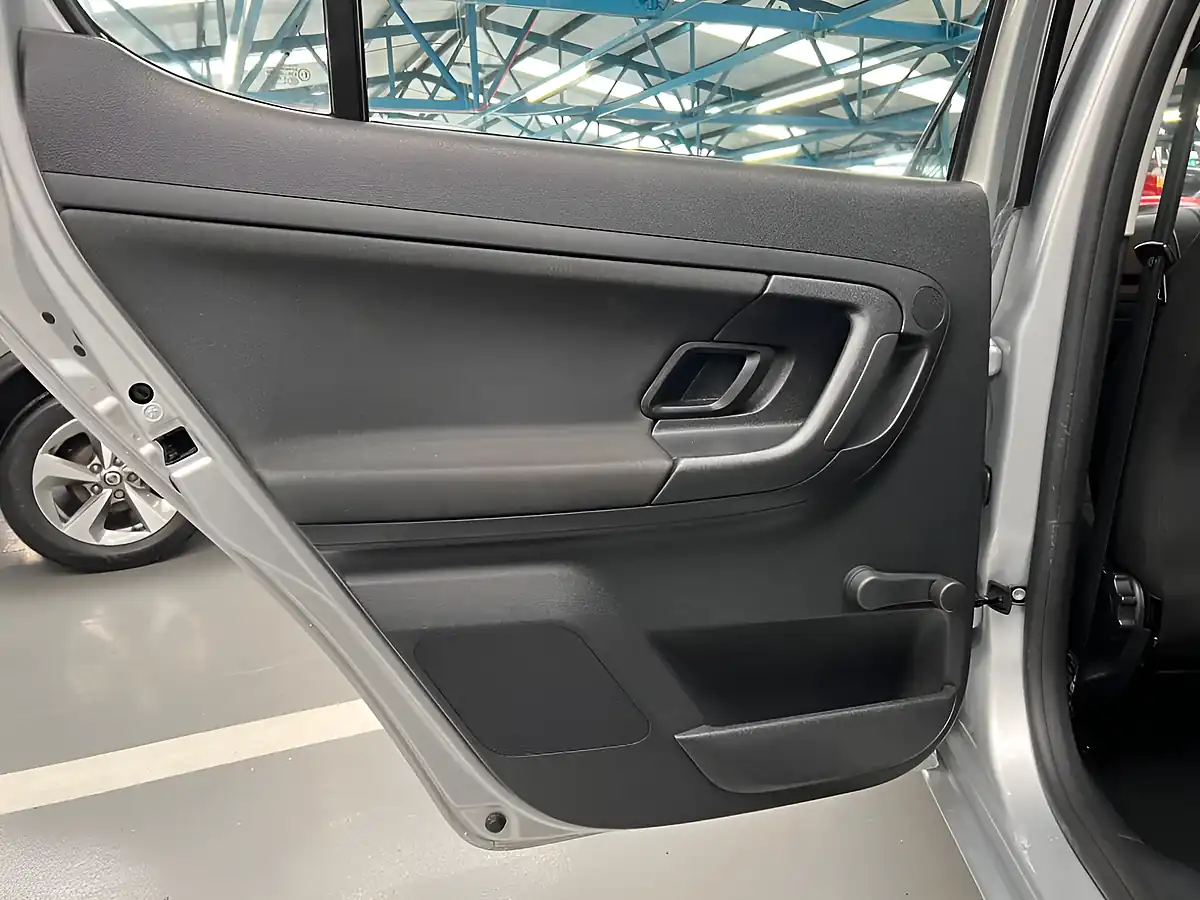 Used 2015 Skoda Fabia Se Silver - Interior and Exterior details 11