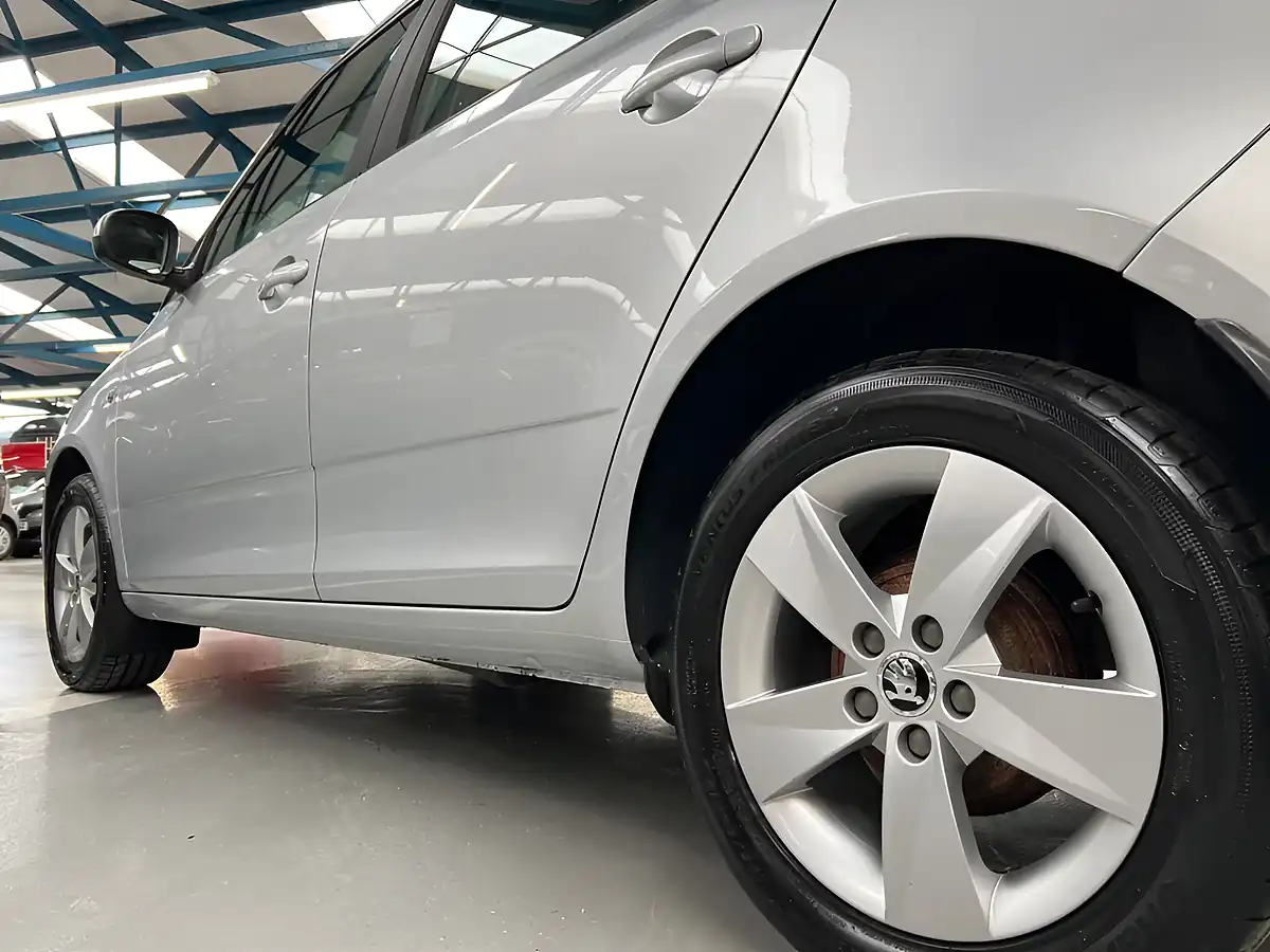 Used 2015 Skoda Fabia Se Silver - Interior and Exterior details 13