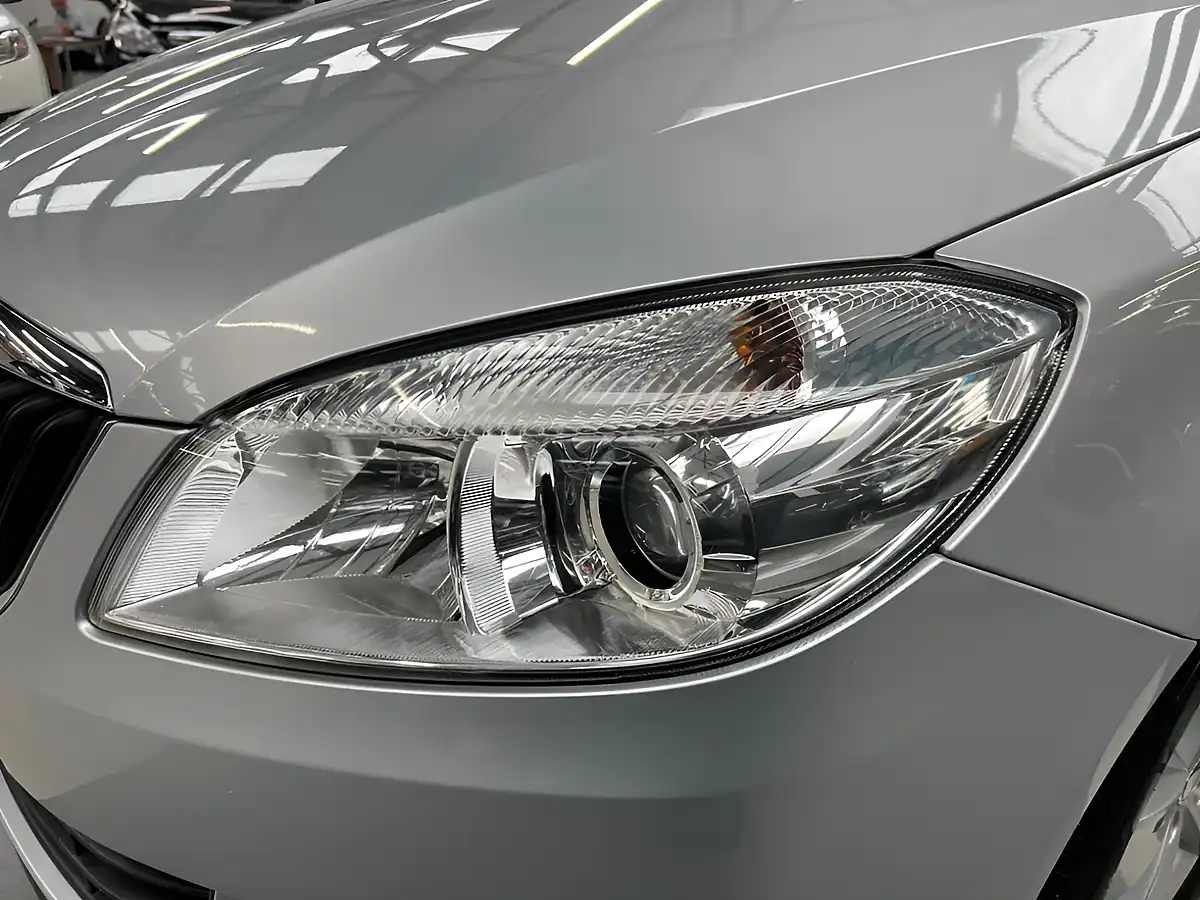 Used 2015 Skoda Fabia Se Silver - Interior and Exterior details 17