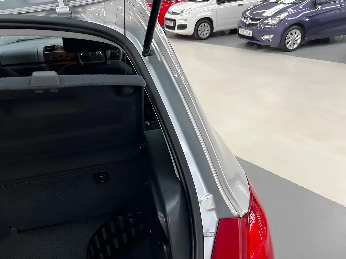 Used 2015 Skoda Fabia Se Silver - Interior and Exterior details 19