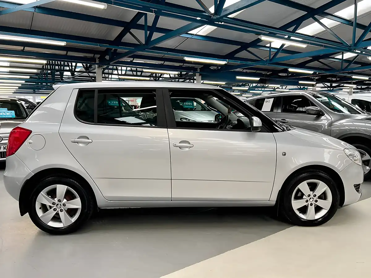 Used 2015 Skoda Fabia Se Silver - Interior and Exterior details 4