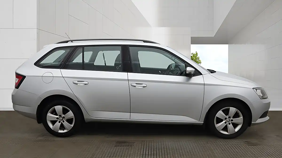 Used 2015 Skoda Fabia Se Silver - Interior and Exterior details 5
