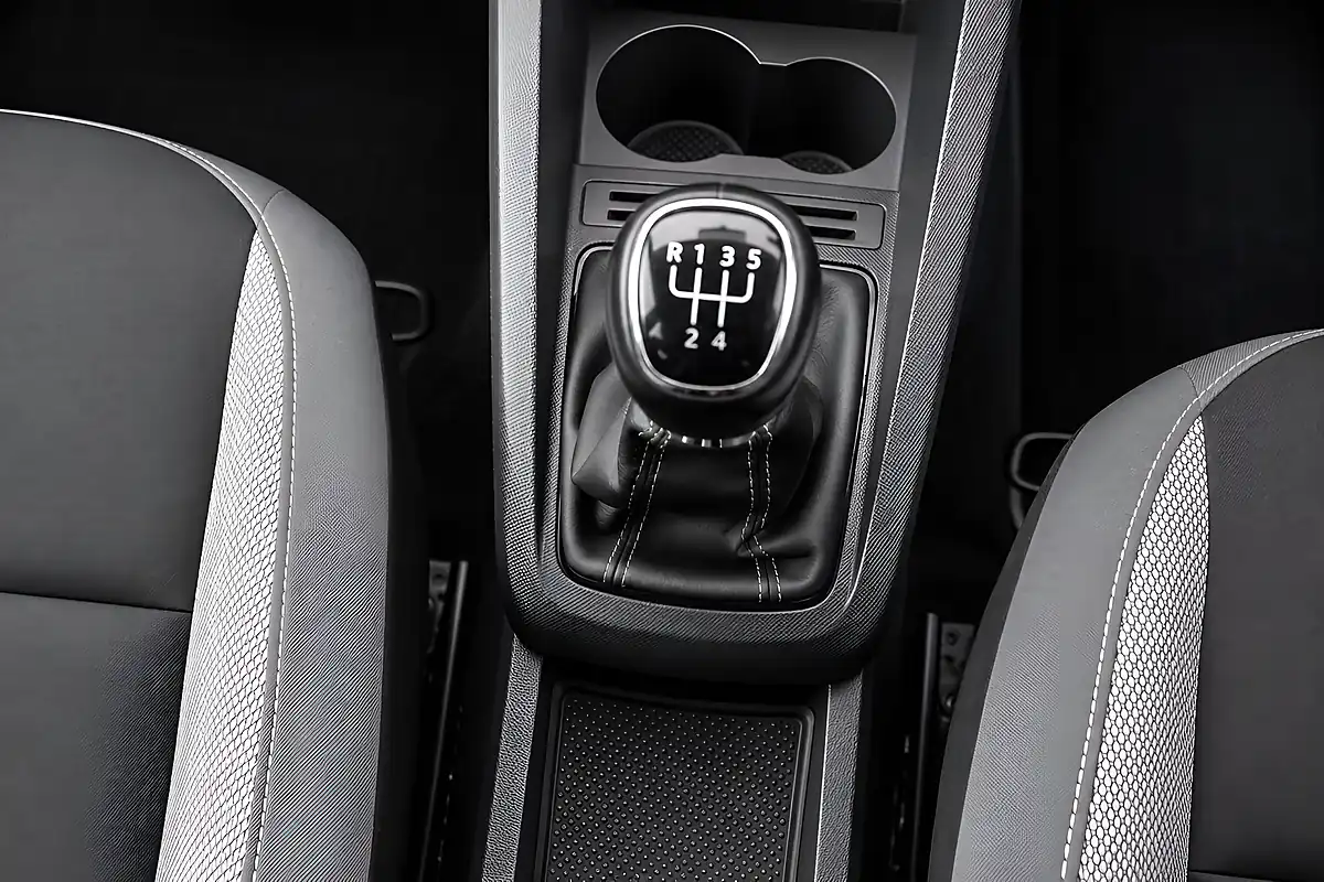 Used 2015 Skoda Fabia Se Silver - Interior and Exterior details 13