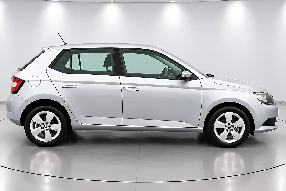 Used 2015 Skoda Fabia Se Silver - Interior and Exterior details 7