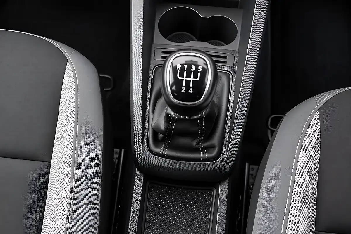 Used 2015 Skoda Fabia Se Silver - Interior and Exterior details 13