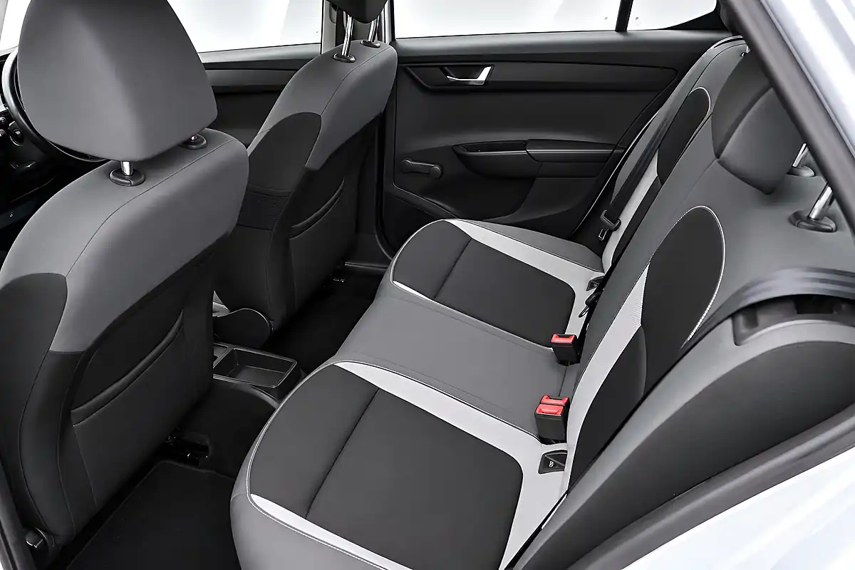 Used 2015 Skoda Fabia Se Silver - Interior and Exterior details 15