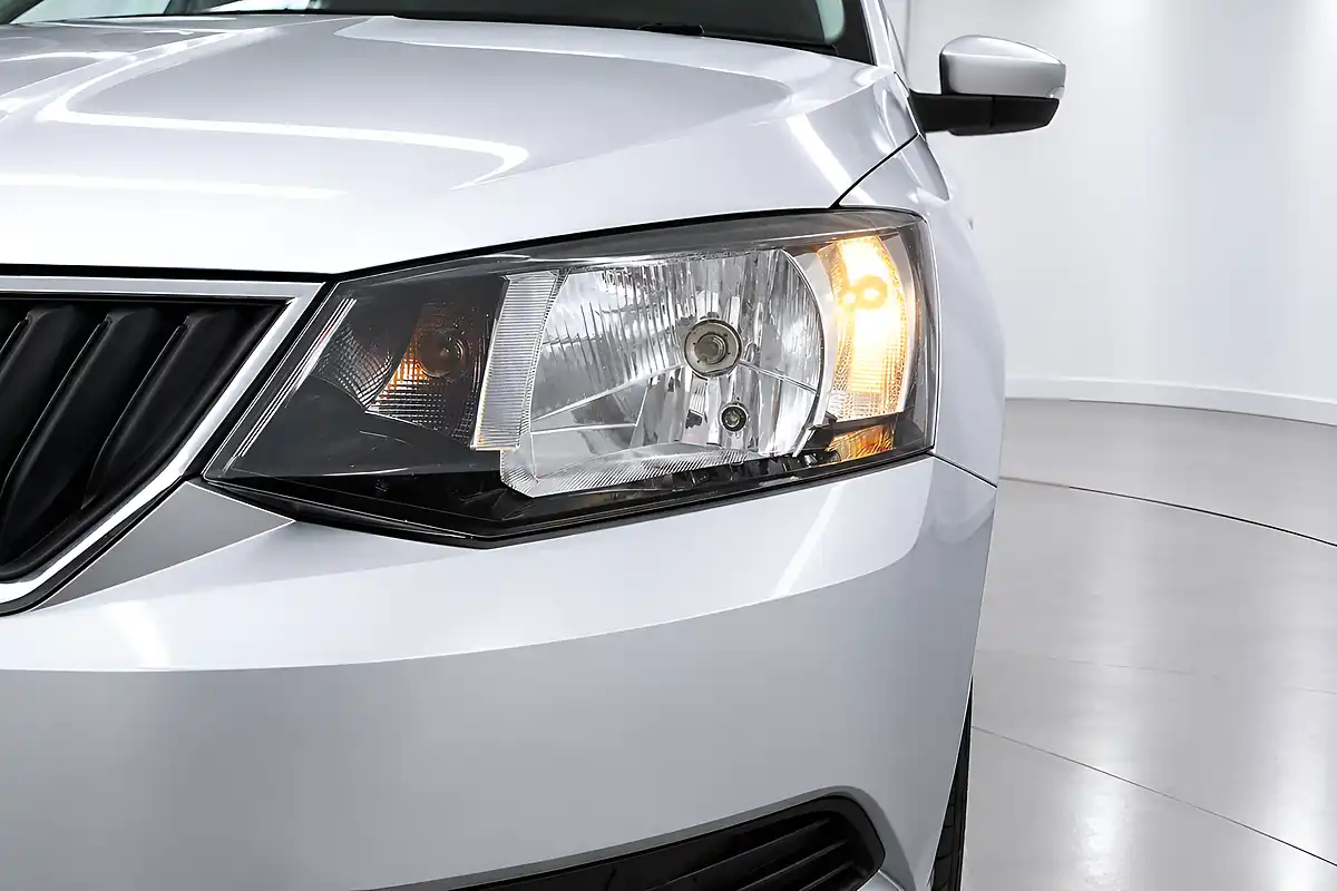 Used 2015 Skoda Fabia Se Silver - Interior and Exterior details 5