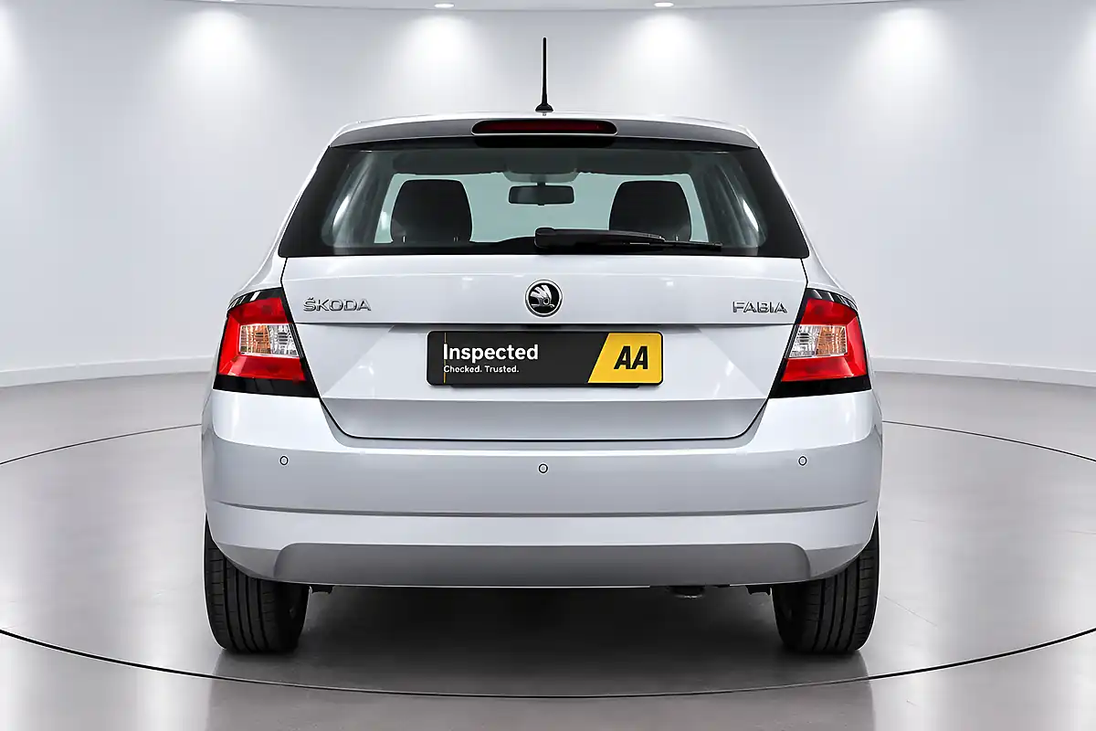 Used 2015 Skoda Fabia Se Silver - Interior and Exterior details 9