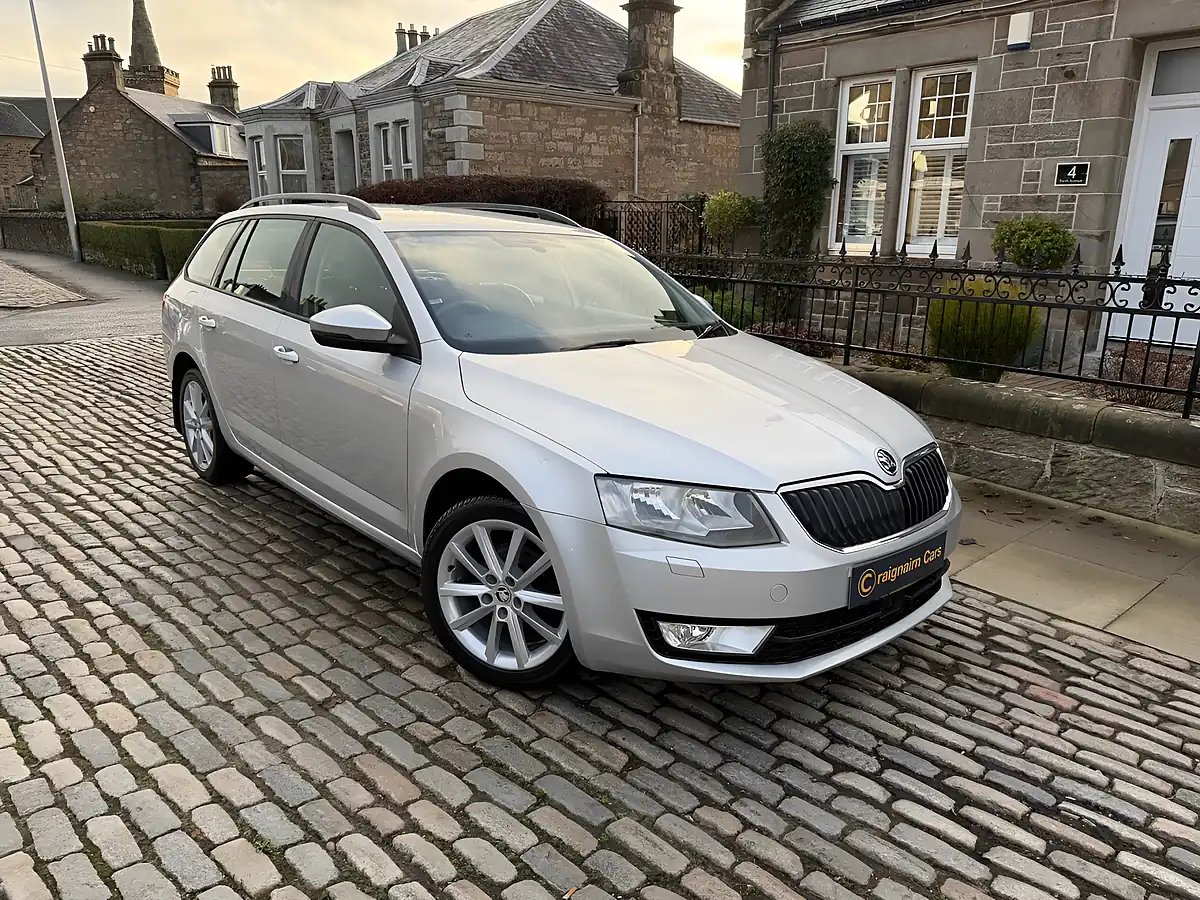 Used 2015 Skoda Octavia Elegance Brilliant Silver - Front View