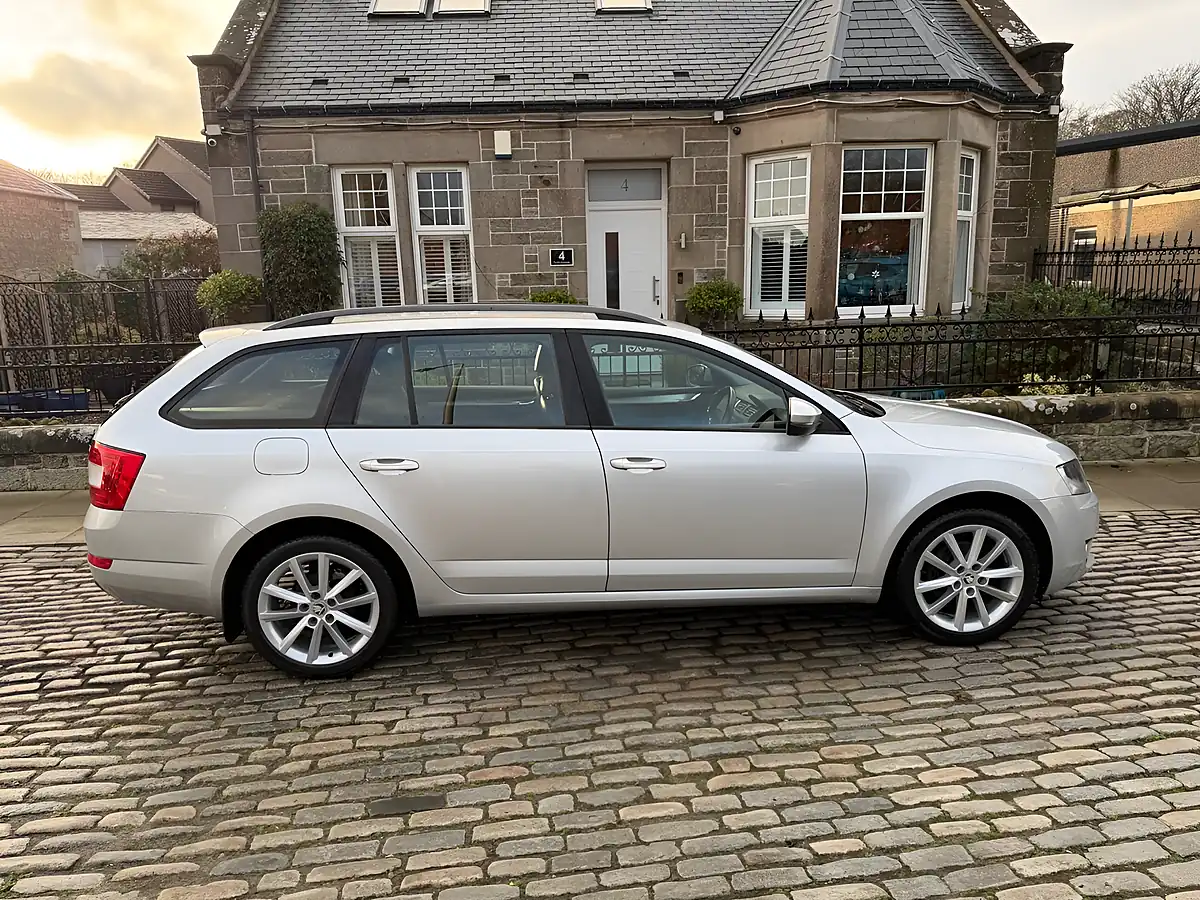 Used 2015 Skoda Octavia Elegance Brilliant Silver - Interior and Exterior details 12