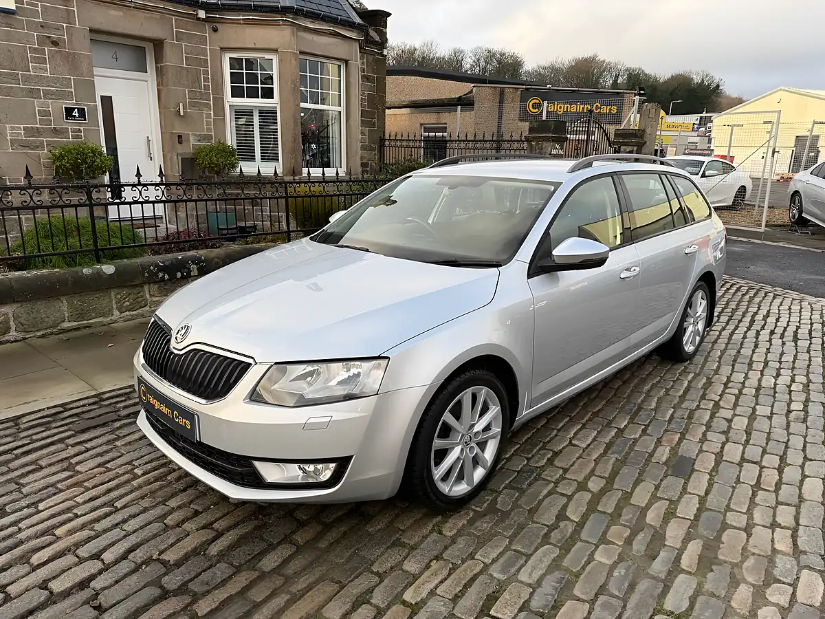 Used 2015 Skoda Octavia Elegance Brilliant Silver - Interior and Exterior details 3
