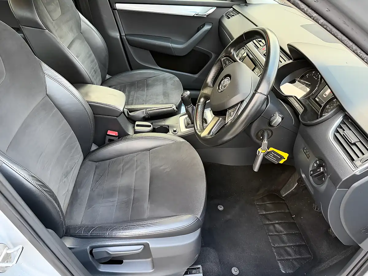 Used 2015 Skoda Octavia Elegance Brilliant Silver - Interior and Exterior details 4