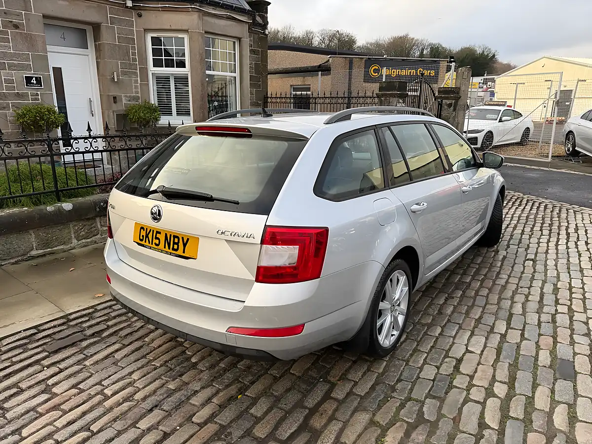 Used 2015 Skoda Octavia Elegance Brilliant Silver - Interior and Exterior details 5