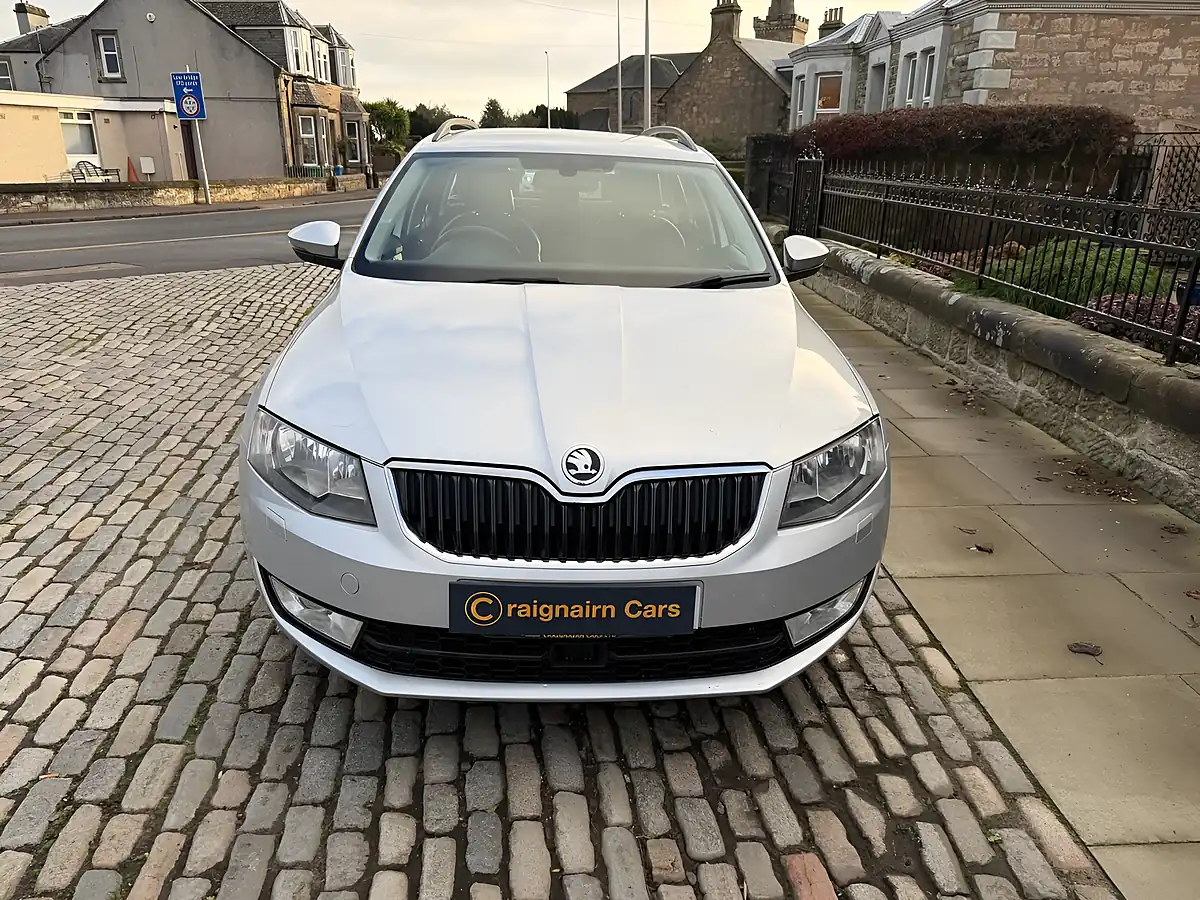 Used 2015 Skoda Octavia Elegance Brilliant Silver - Interior and Exterior details 6