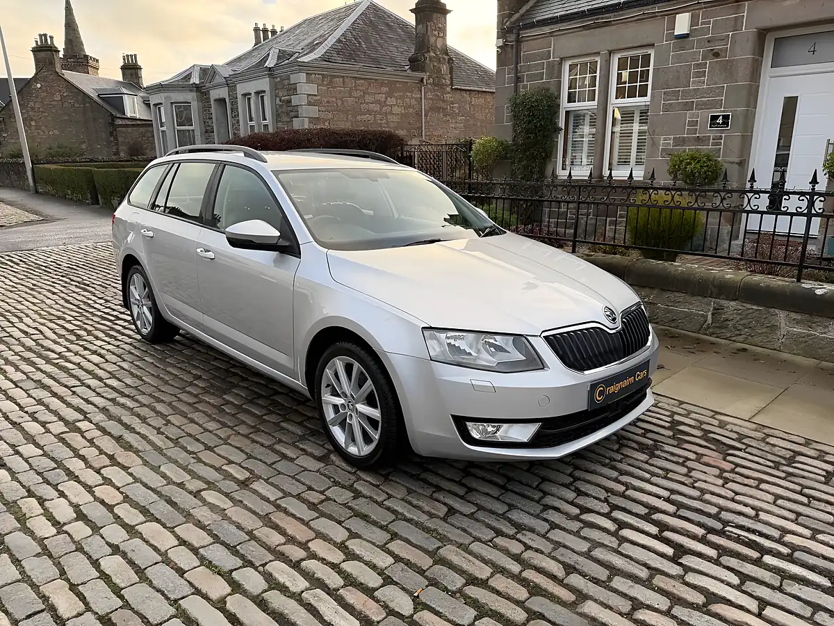 Used 2015 Skoda Octavia Elegance Brilliant Silver - Interior and Exterior details 7