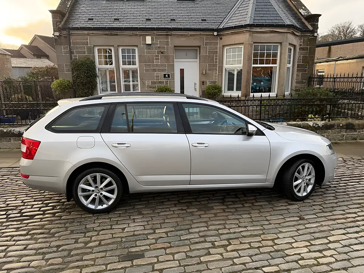 Used 2015 Skoda Octavia Elegance Brilliant Silver - Interior and Exterior details 9