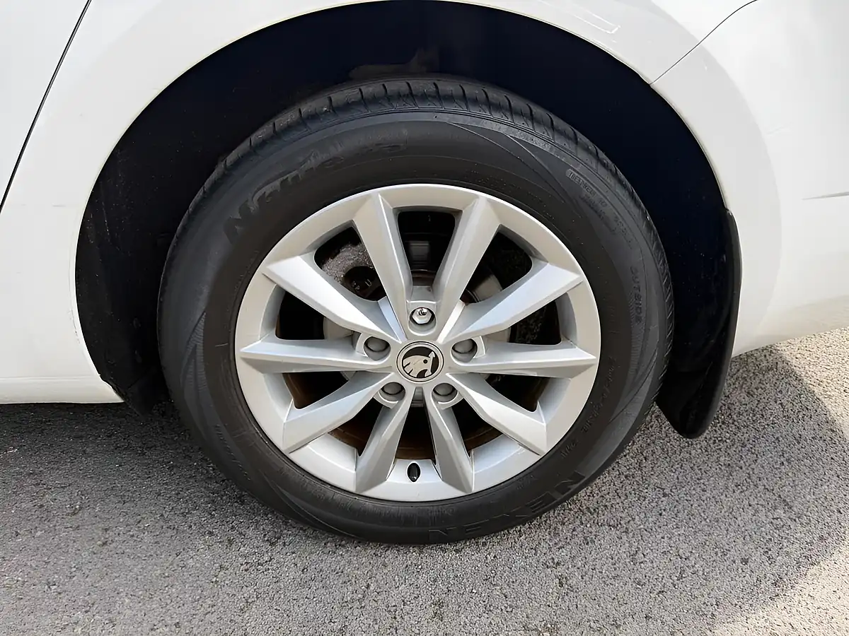 Used 2015 Skoda Octavia S White - Interior and Exterior details 12