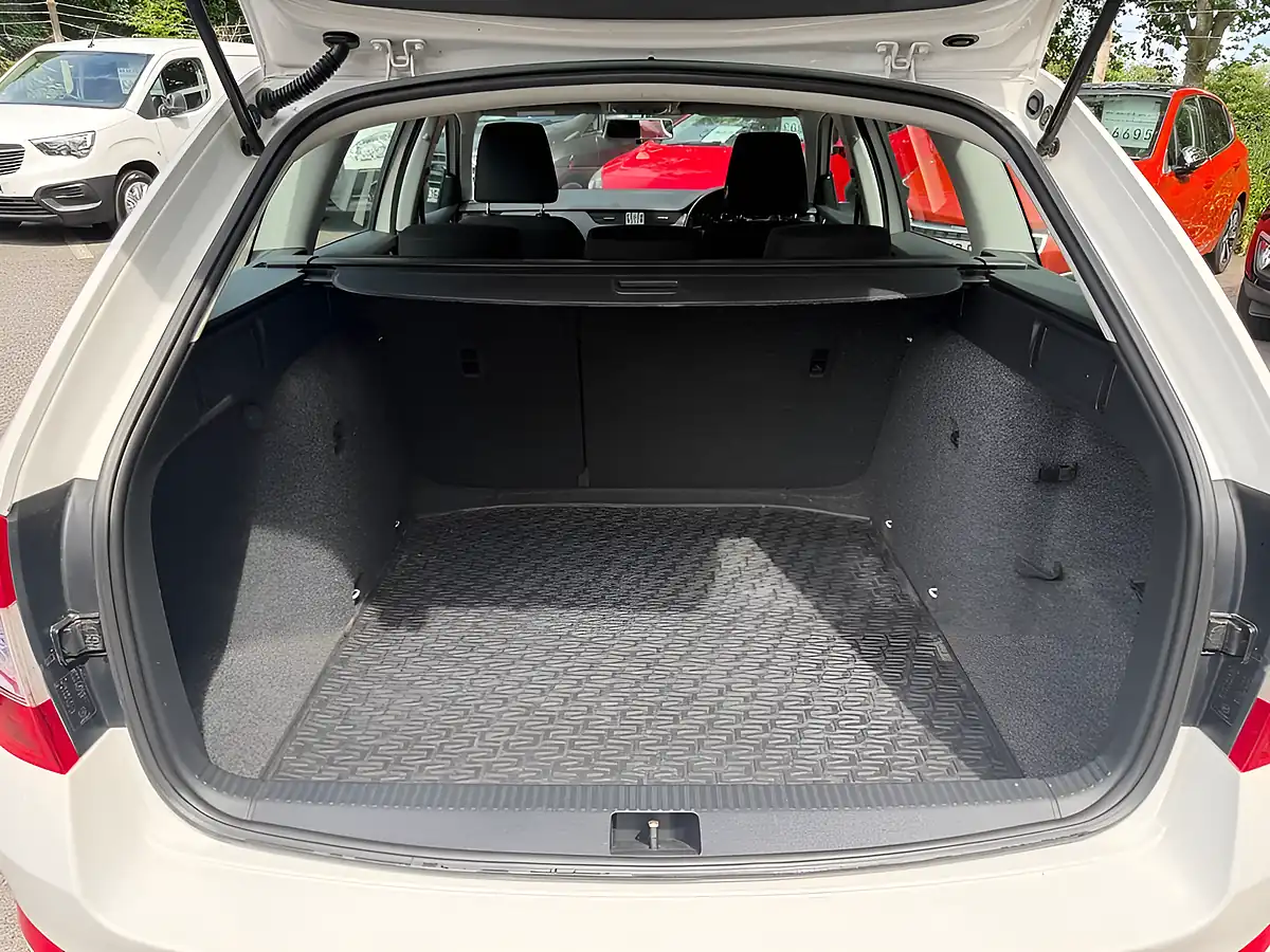 Used 2015 Skoda Octavia S White - Interior and Exterior details 14