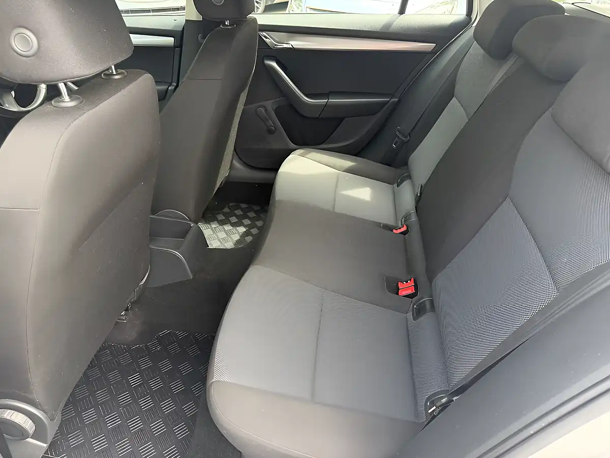 Used 2015 Skoda Octavia S White - Interior and Exterior details 16