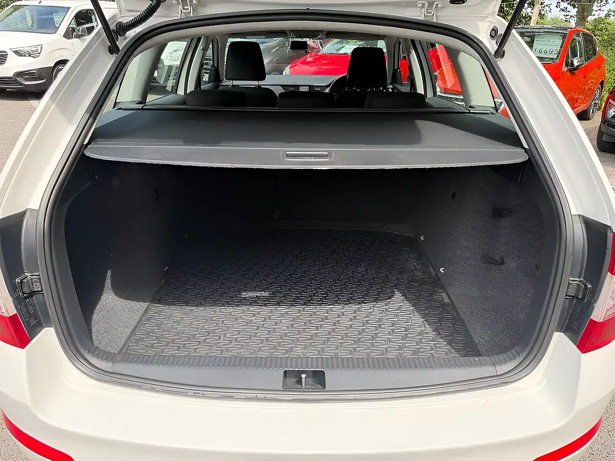 Used 2015 Skoda Octavia S White - Interior and Exterior details 17