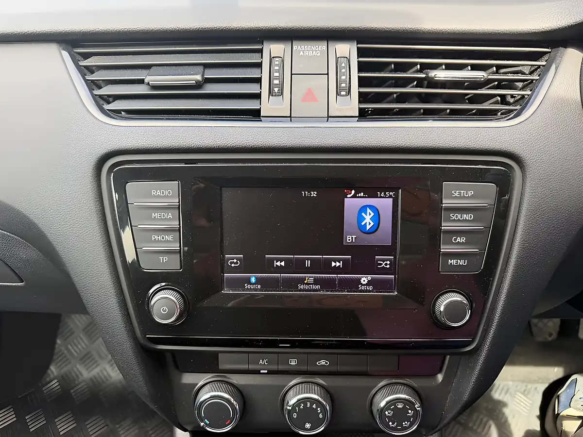 Used 2015 Skoda Octavia S White - Interior and Exterior details 20