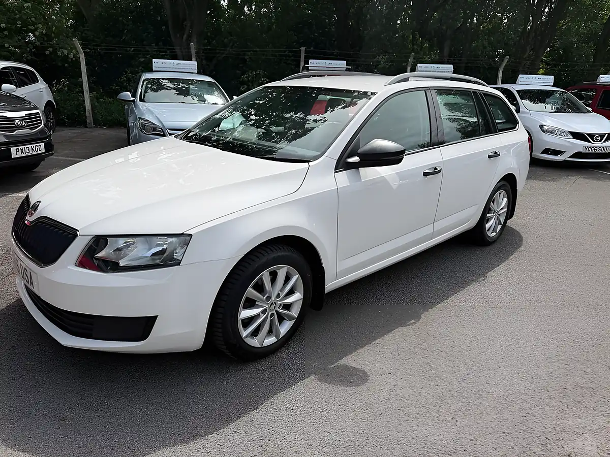 Used 2015 Skoda Octavia S White - Interior and Exterior details 3