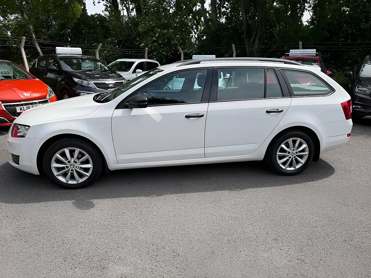 Used 2015 Skoda Octavia S White - Interior and Exterior details 4