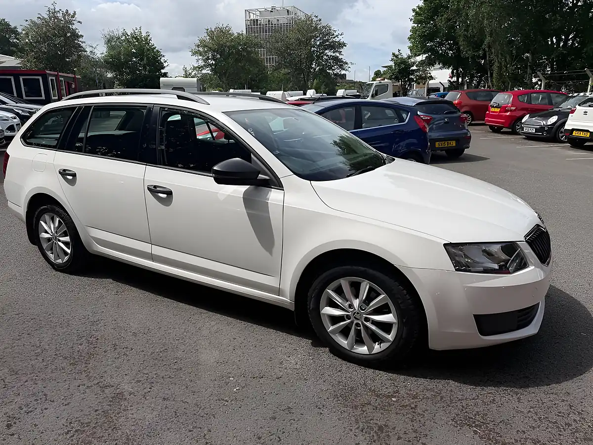 Used 2015 Skoda Octavia S White - Interior and Exterior details 6