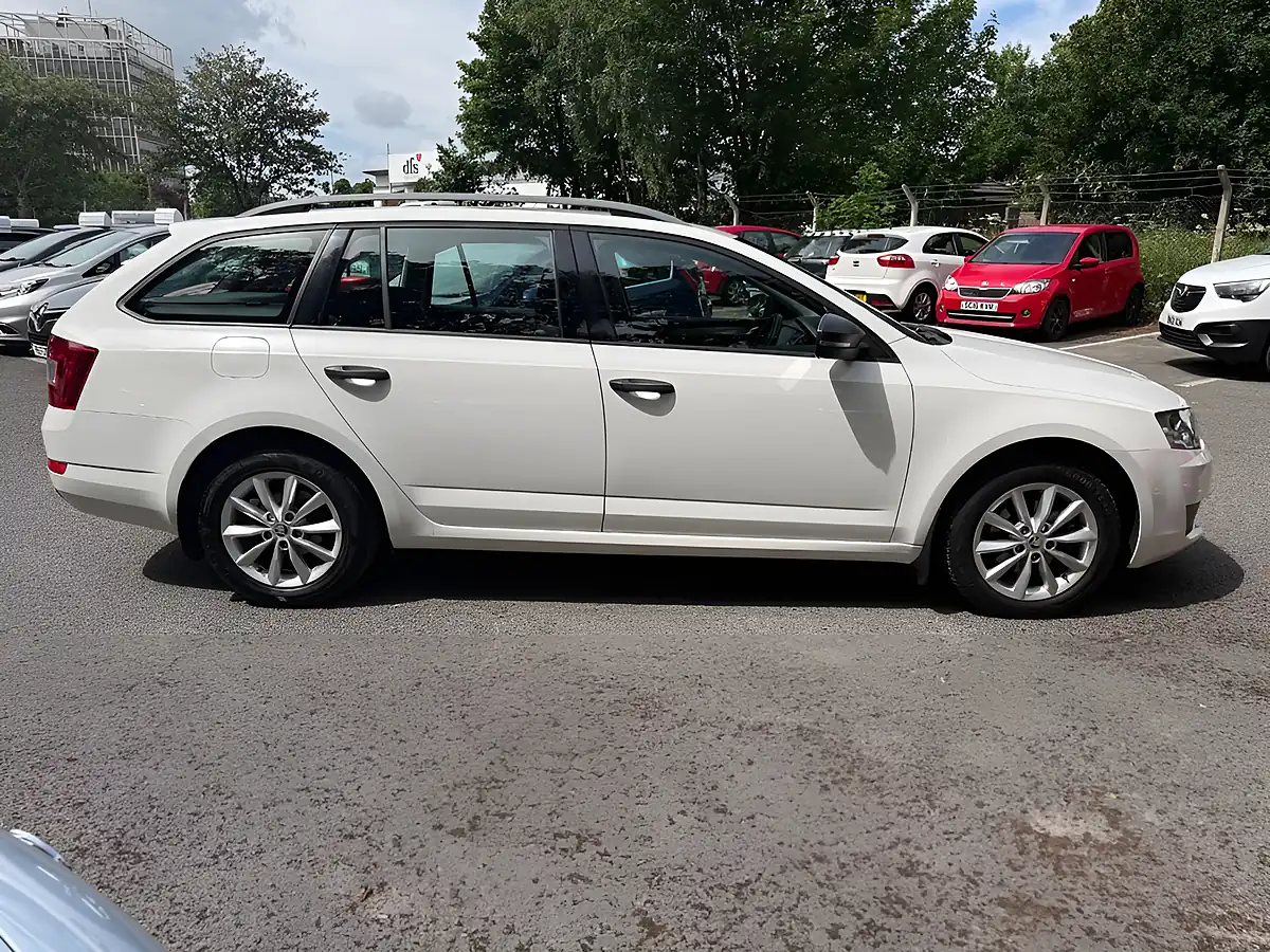 Used 2015 Skoda Octavia S White - Interior and Exterior details 9