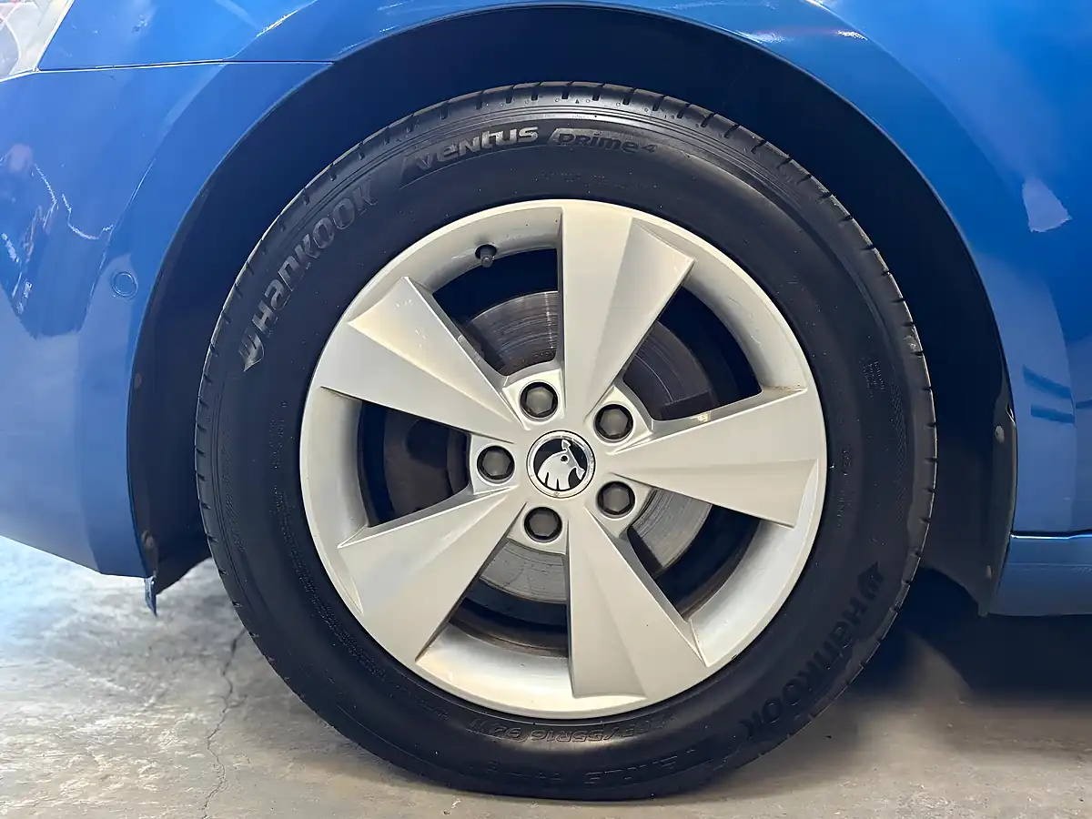 Used 2015 Skoda Octavia Se Business Greenline Iii Blue - Interior and Exterior details 10