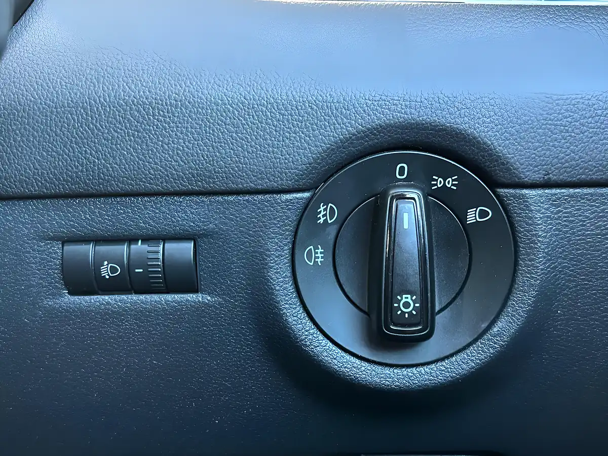 Used 2015 Skoda Octavia Se Business Greenline Iii Blue - Interior and Exterior details 16