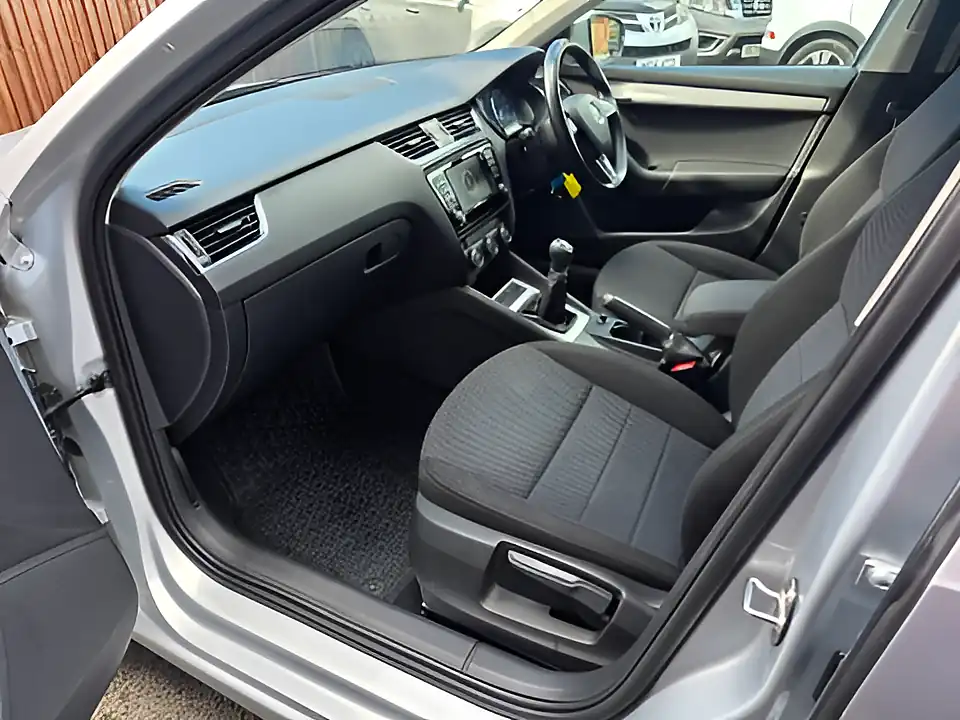 Used 2015 Skoda Octavia Se Silver - Interior and Exterior details 11