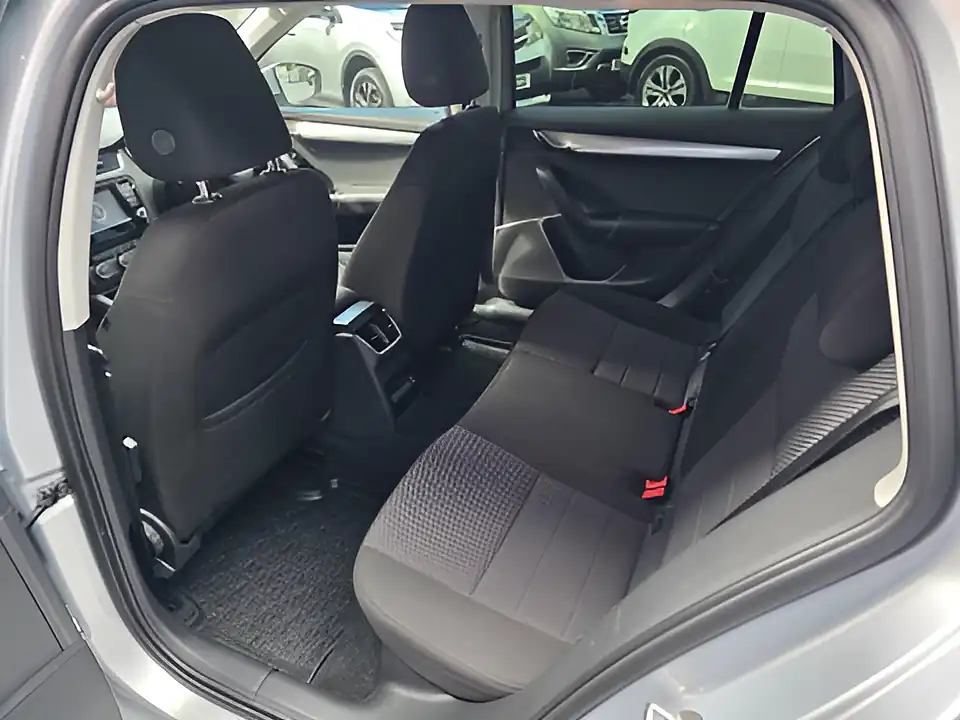 Used 2015 Skoda Octavia Se Silver - Interior and Exterior details 12