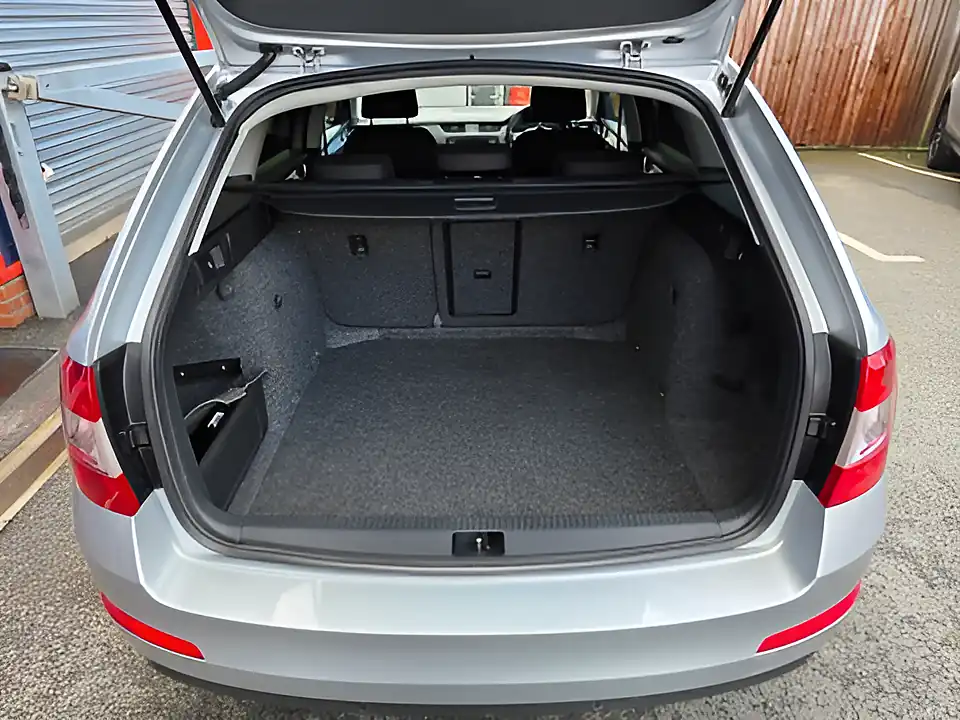 Used 2015 Skoda Octavia Se Silver - Interior and Exterior details 13