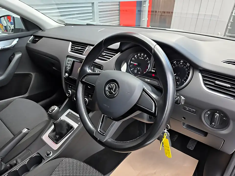 Used 2015 Skoda Octavia Se Silver - Interior and Exterior details 14