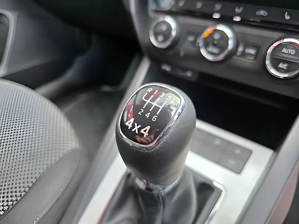 Used 2015 Skoda Octavia Se Silver - Interior and Exterior details 15